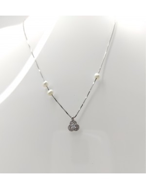 Colar com berloque flor com zircónia e 3 pérolas