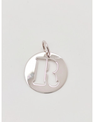 Berloque prata com letra recortada 2