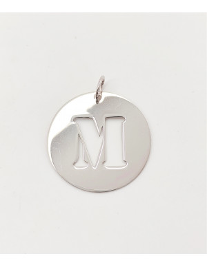 Berloque prata com letra recortada 2