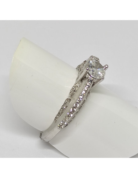 Anel solitário triplo