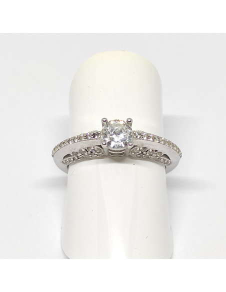 Anel solitário triplo