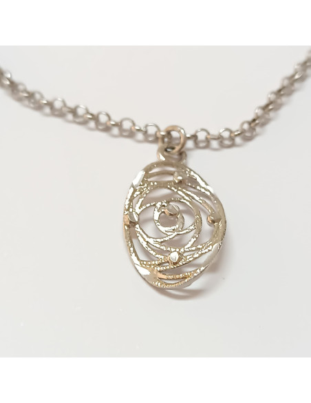 Pulseira com medalhas rendilhada