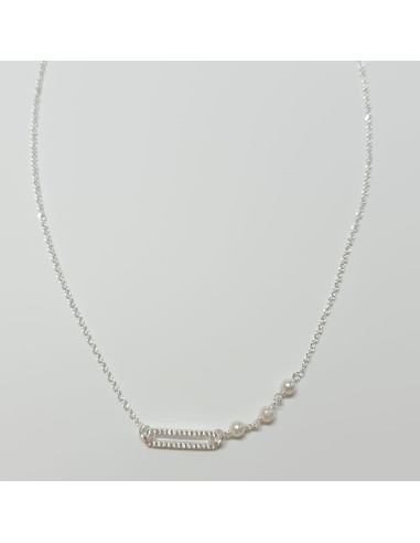 Fio pérolas e centro oval com pedras